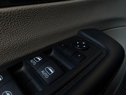 Used 2023 Chrysler Pacifica Touring-L FWD image 27