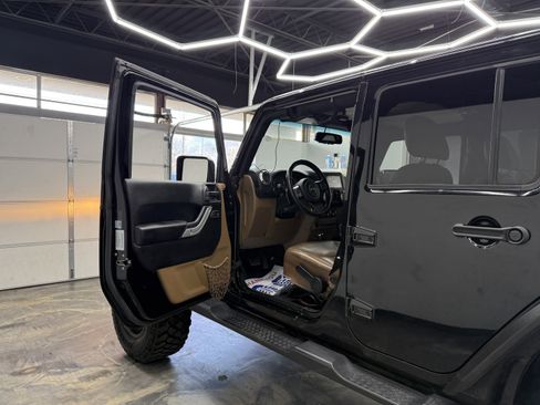 Used 2016 Jeep Wrangler Unlimited Sahara w/ Connectivity Group image 9