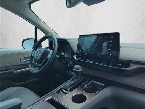 Used 2022 Toyota Sienna XLE FWD image 27