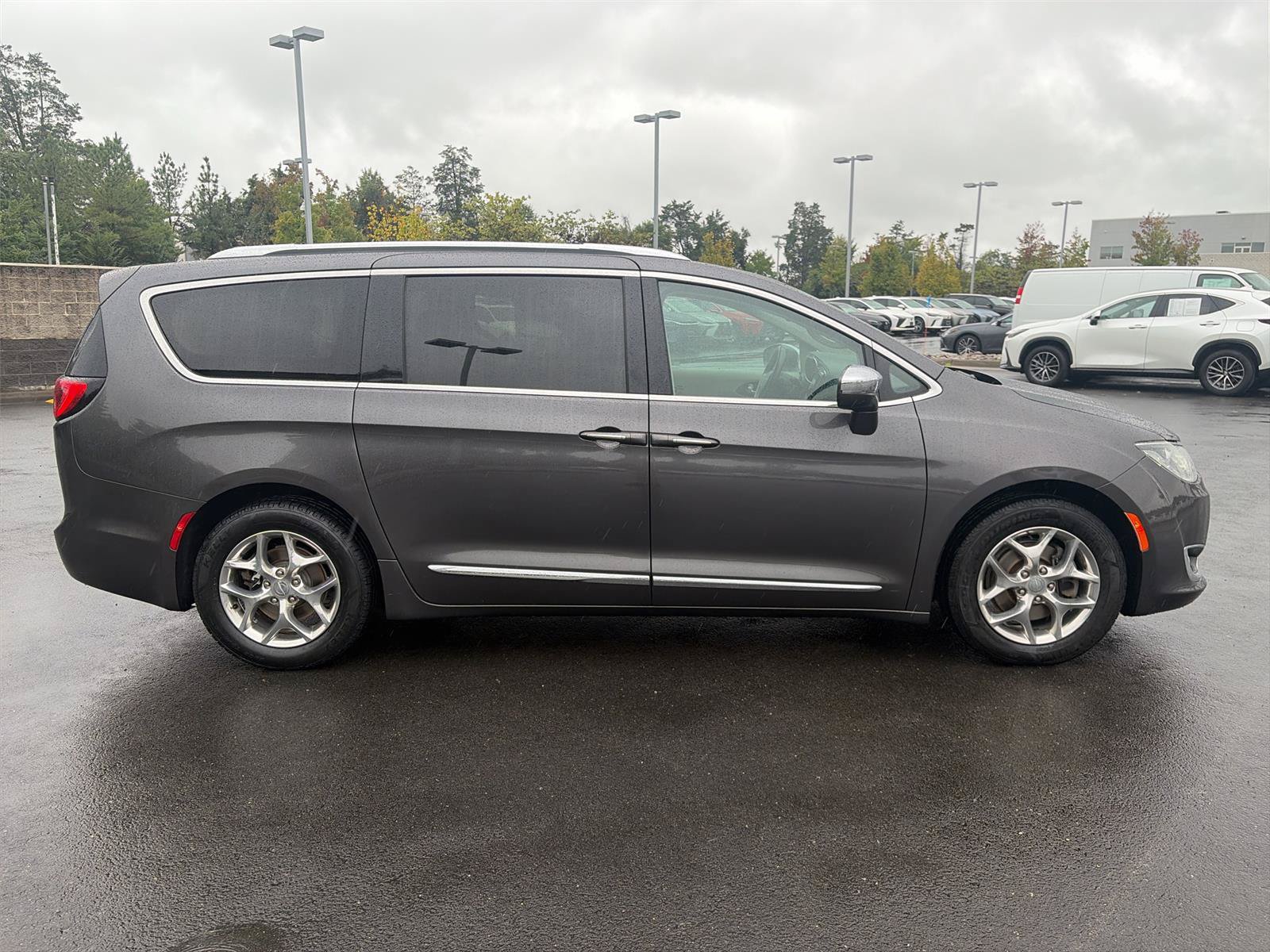 Used 2017 Chrysler Pacifica Limited FWD image 8