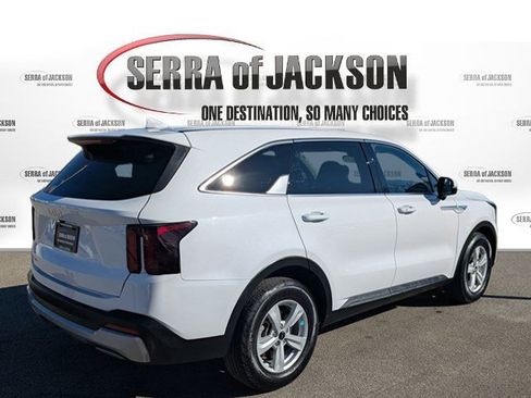 Certified 2025 Kia Sorento LX image 3