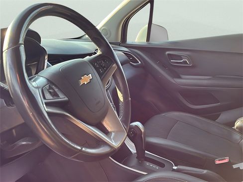 Used 2022 Chevrolet Trax LT w/ LT Convenience Package image 33