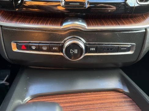 Used 2023 Volvo XC60 B5 Plus image 37