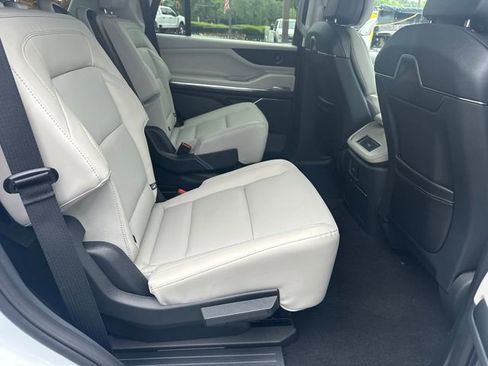 New 2026 Lincoln Navigator Premiere AWD/4WD image 16