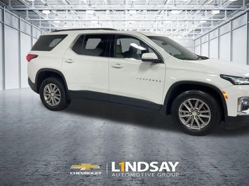 Used 2023 Chevrolet Traverse LT w/ Rear Camera Mirror Package AWD/4WD image 3