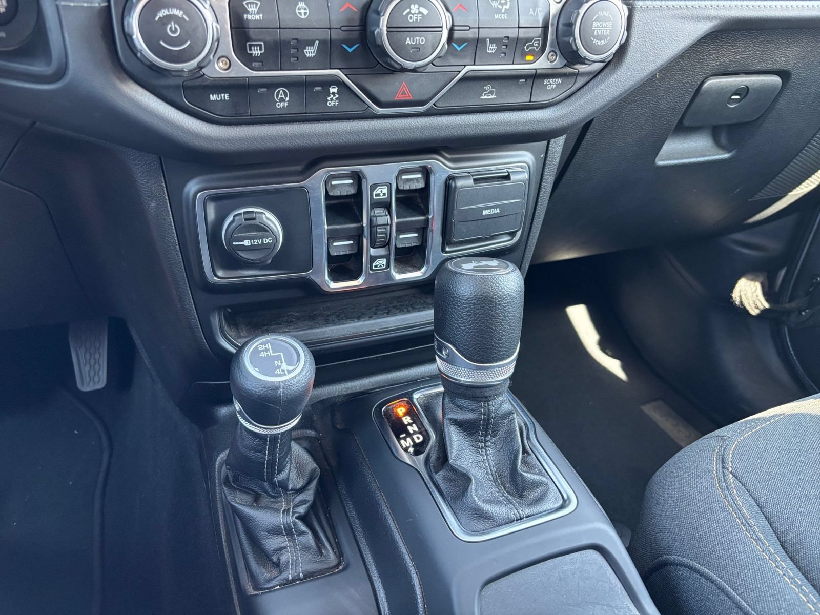 Used 2025 Jeep Wrangler Unlimited Sahara AWD/4WD image 40