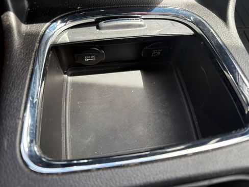 Used 2015 Chrysler Town & Country S FWD image 29