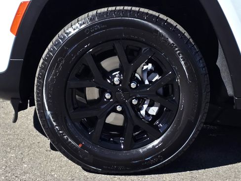 New 2025 Jeep Grand Cherokee Altitude image 9