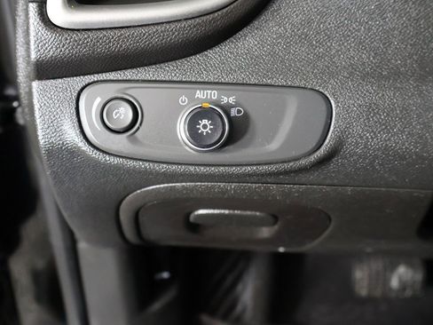 Used 2018 Chevrolet Trax LT w/ Sun & Sound Package image 32