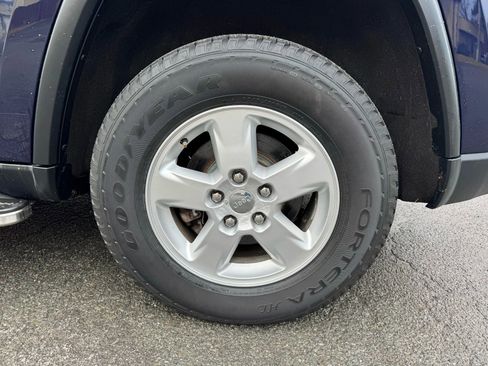 Used 2012 Jeep Grand Cherokee Laredo w/ Laredo E Group image 12