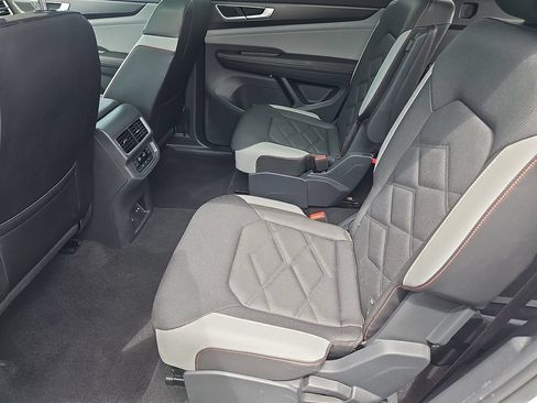 Used 2024 Volkswagen Atlas Peak Edition SEL AWD/4WD image 33