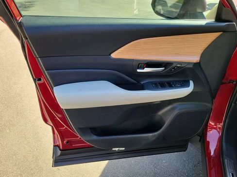 Used 2025 Toyota Grand Highlander FWD image 17