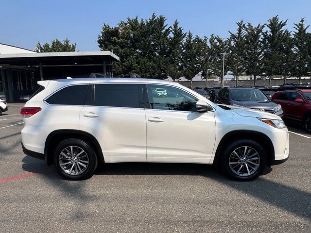 Used 2017 Toyota Highlander XLE w/ Carpet Mat Package AWD/4WD image 6