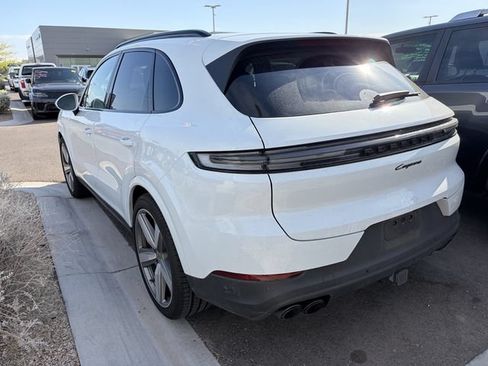 Used 2024 Porsche Cayenne AWD/4WD image 7