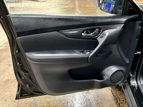 Used 2019 Nissan Rogue SV image 19