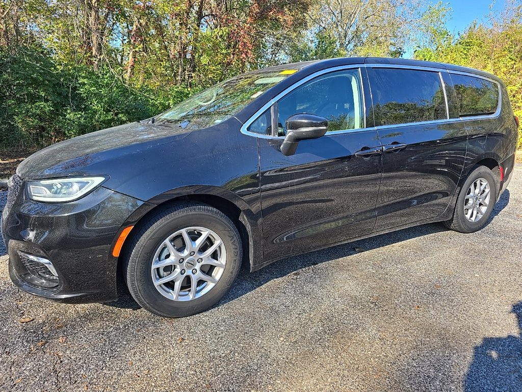 Used 2023 Chrysler Pacifica Touring-L FWD image 2
