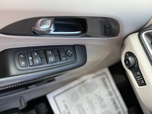 Certified 2023 Chrysler Pacifica Touring-L FWD image 17
