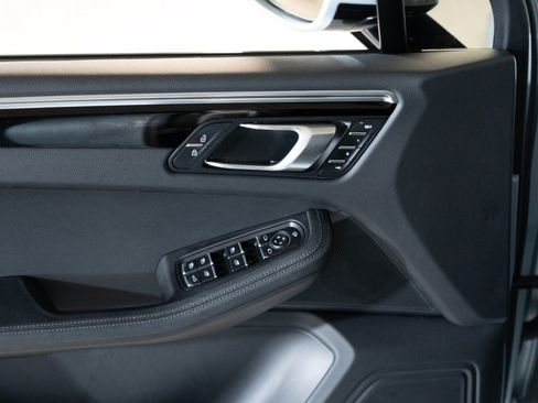 Certified 2023 Porsche Macan AWD/4WD image 17
