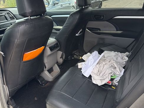 Used 2017 Toyota Highlander LE w/ Carpet Mat Package image 9