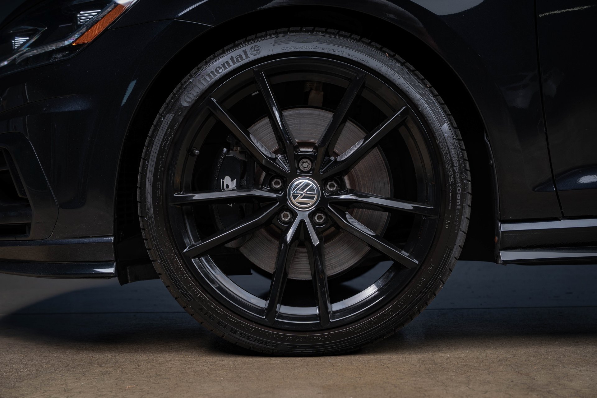 Used 2019 Volkswagen Golf R 4-Door AWD/4WD image 18