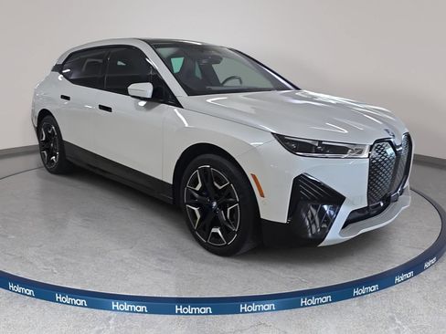 Used 2024 BMW iX xDrive50 w/ Premium Package AWD/4WD image 4