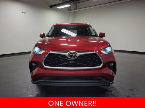 Used 2022 Toyota Highlander XLE AWD/4WD image 3