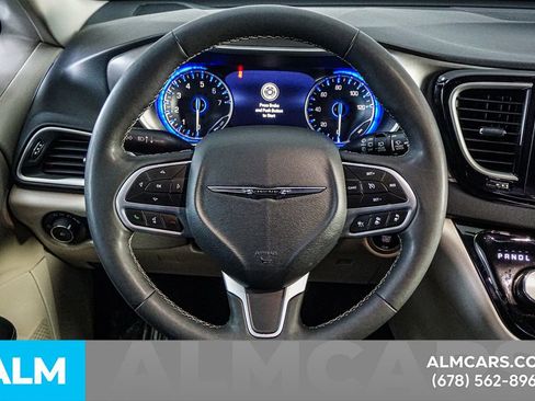 Used 2024 Chrysler Pacifica Touring-L image 25