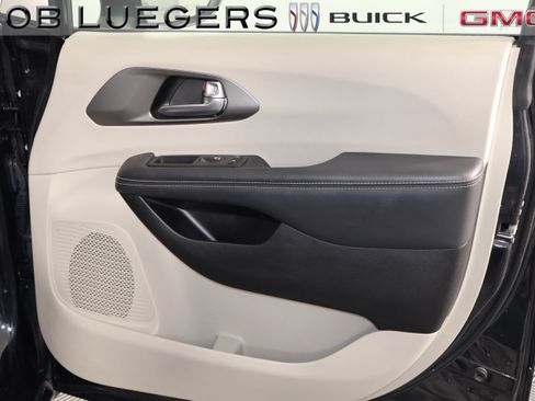 Used 2023 Chrysler Pacifica Touring-L FWD image 15