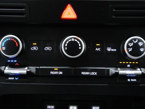 Used 2024 Kia Carnival LX FWD image 19