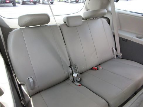 Used 2016 Toyota Sienna XLE Premium FWD image 27