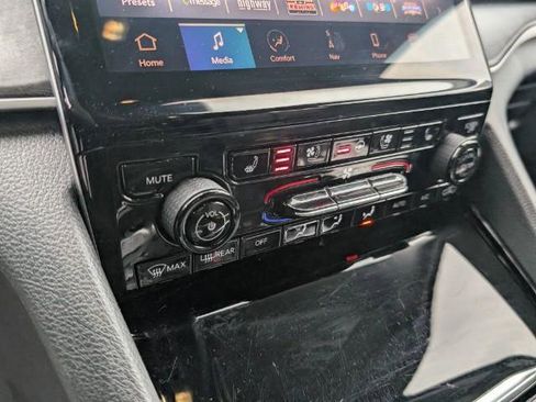 Used 2023 Jeep Grand Cherokee L Limited w/ Luxury Tech Group II image 23