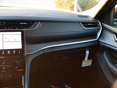 New 2025 Jeep Grand Cherokee Limited image 23