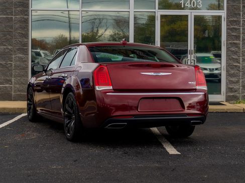 Used 2018 Chrysler 300 Touring L image 7