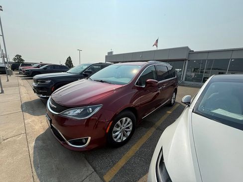 Used 2019 Chrysler Pacifica Touring-L FWD image 11