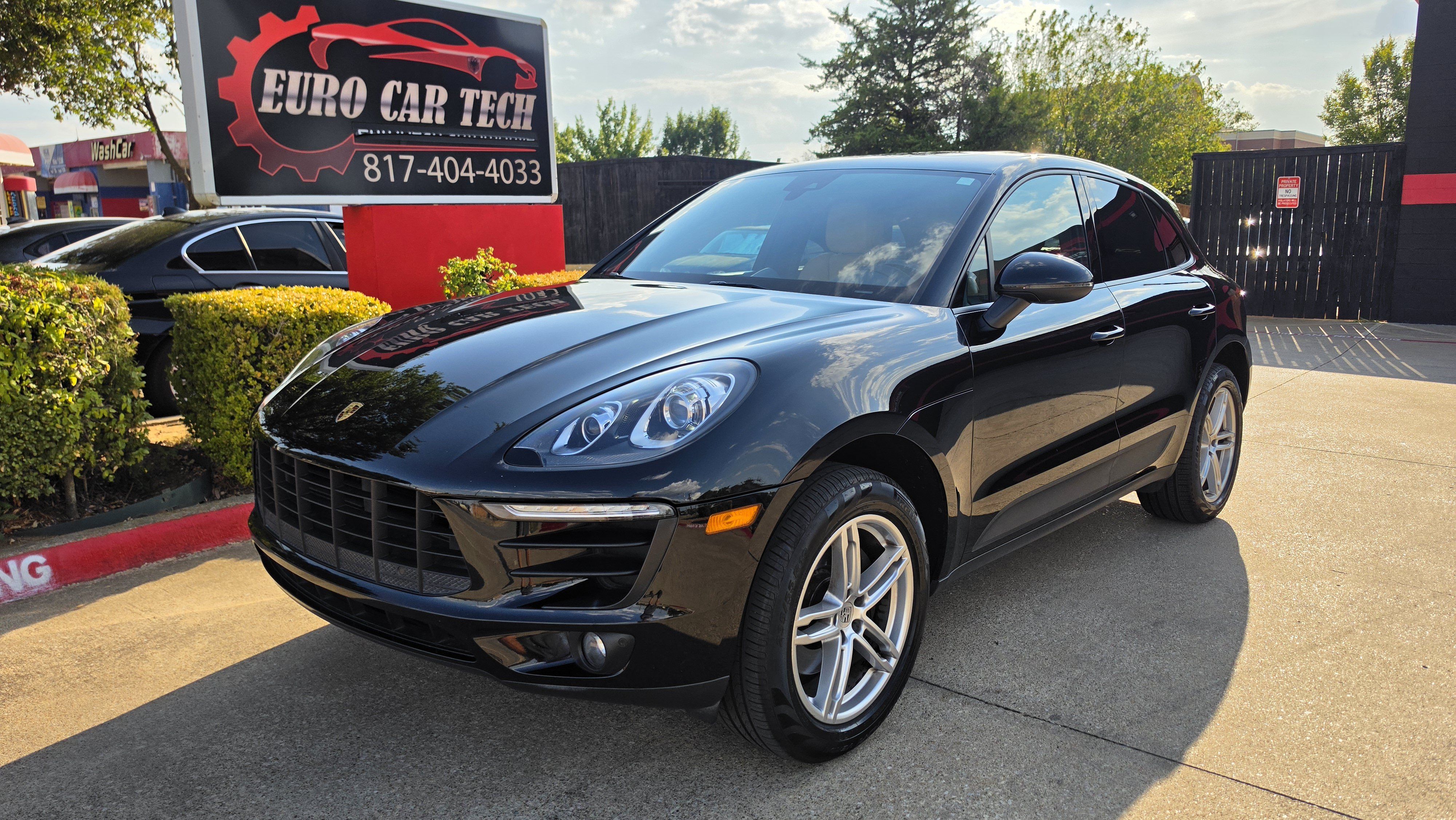 Used 2018 Porsche Macan AWD/4WD image 1