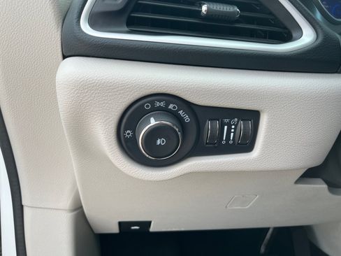 Certified 2024 Chrysler Pacifica Touring-L FWD image 33