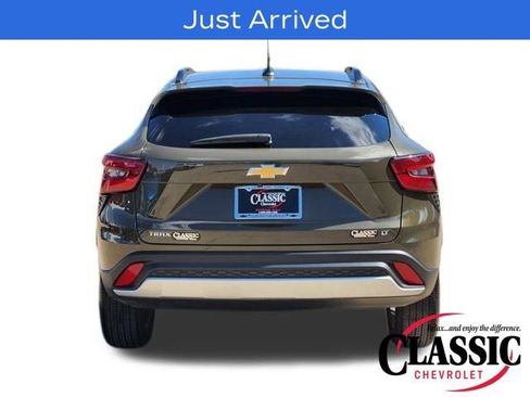 Used 2024 Chevrolet Trax LT w/ Sunroof Package image 21