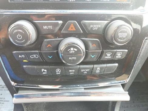 Used 2022 Jeep Grand Cherokee Laredo w/ All-Weather Capability Group AWD/4WD image 28