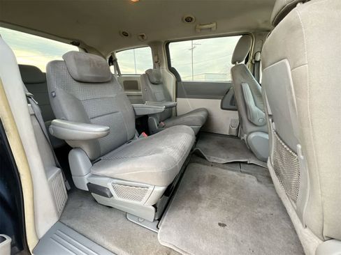 Used 2009 Chrysler Town & Country LX image 20