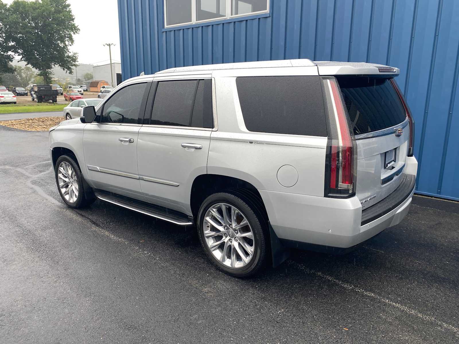 Used 2017 Cadillac Escalade Luxury AWD/4WD image 3