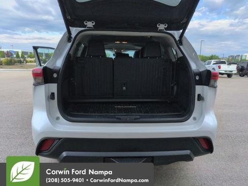 Used 2023 Toyota Highlander XLE AWD/4WD image 28