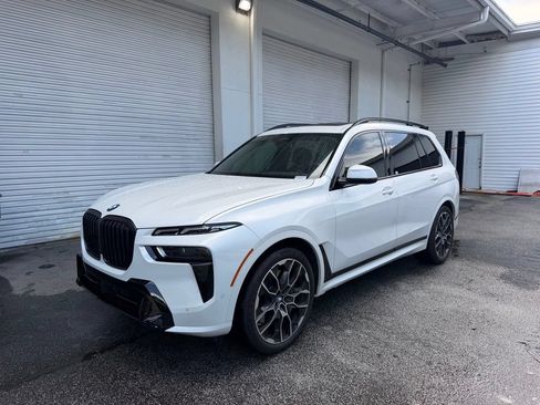 Used 2025 BMW X7 xDrive40i w/ M Sport Package AWD/4WD image 3