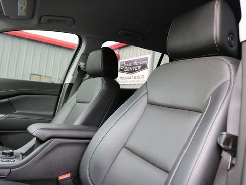 Used 2023 GMC Acadia SLT image 17