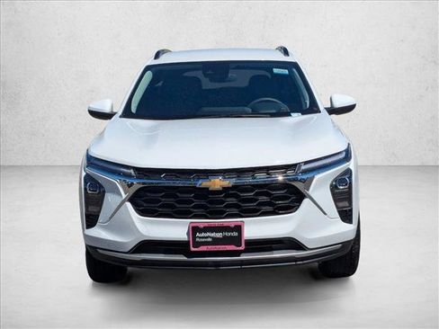 Used 2025 Chevrolet Trax LT FWD image 2