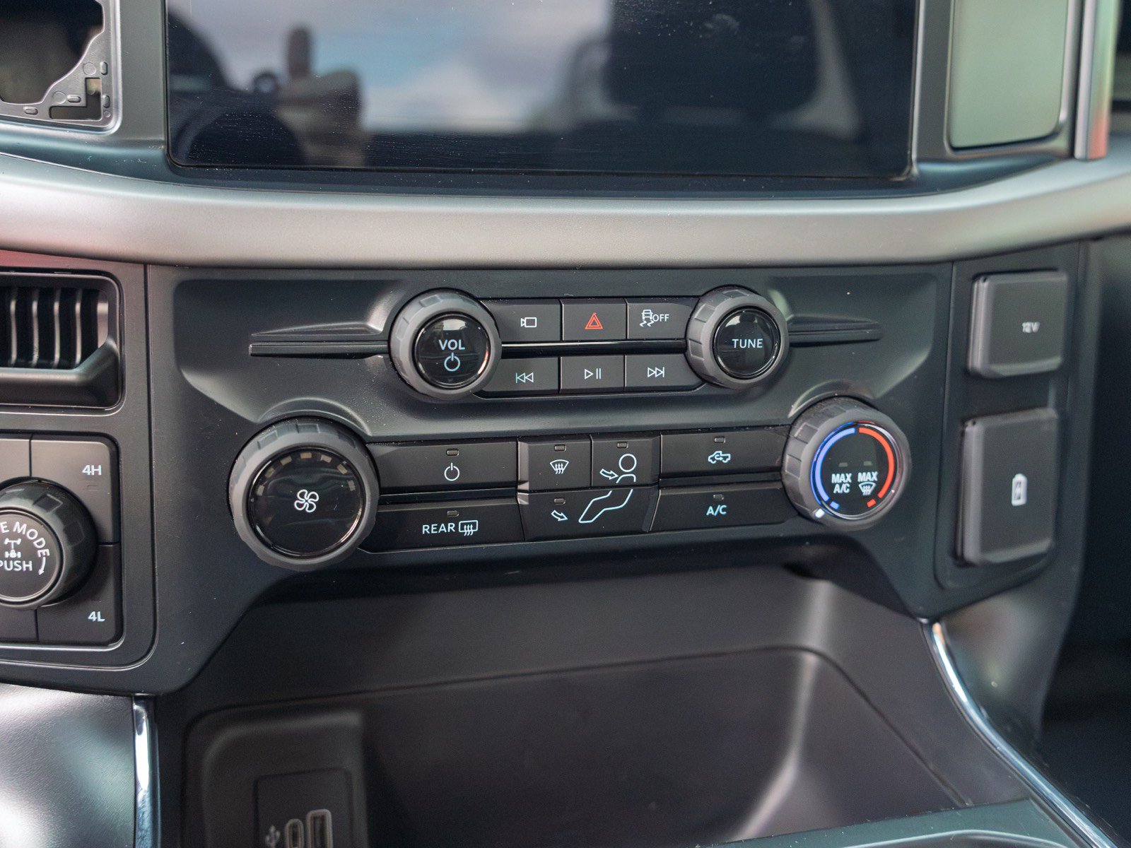 Used 2025 Ford F150 XL w/ Equipment Group 103A High AWD/4WD image 15