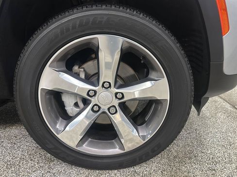 Certified 2022 Jeep Grand Cherokee Limited w/ Trailer Tow Prep Group (B) AWD/4WD image 9