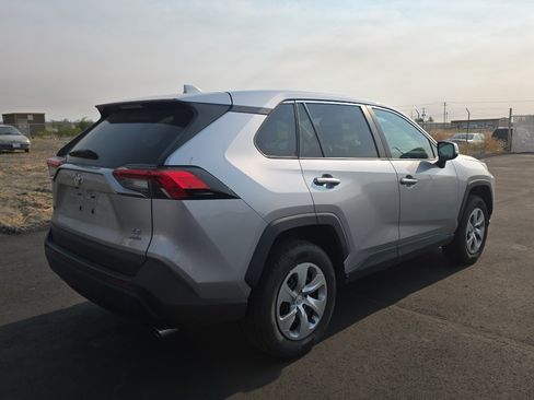 Used 2022 Toyota RAV4 LE AWD/4WD image 8