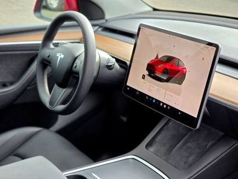 Used 2024 Tesla Model Y Performance AWD/4WD image 17