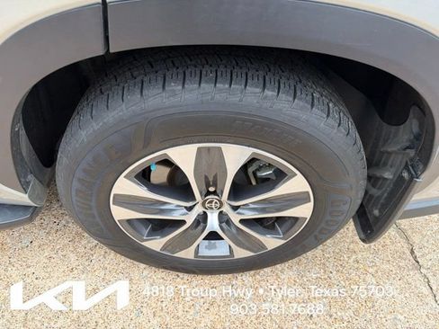 Used 2022 Toyota Highlander XLE FWD image 8
