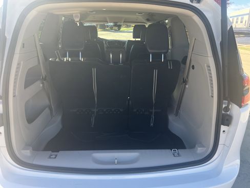 Used 2024 Chrysler Pacifica Touring-L image 19